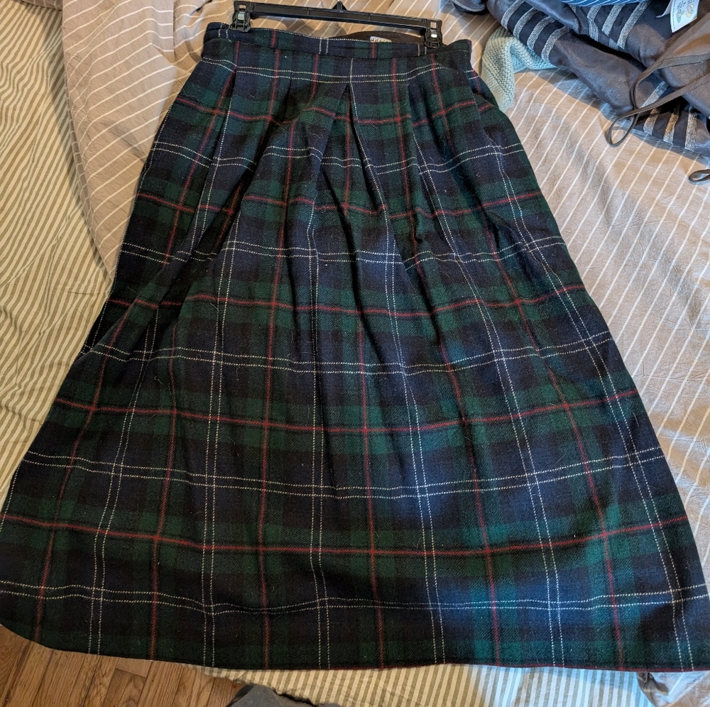 Woolrich vintage midi high-waisted plaid wool skirt. Dark green, blues.